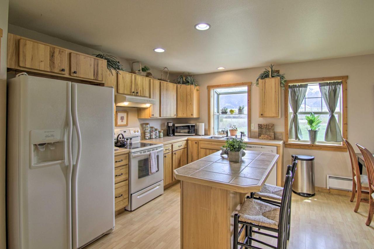 Airy Emigrant Townhome With Sweeping Mtn Views! Exterior photo