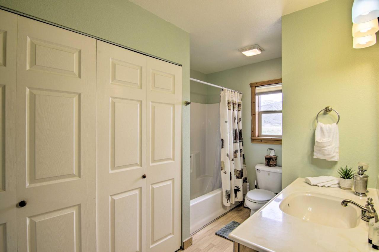 Airy Emigrant Townhome With Sweeping Mtn Views! Exterior photo